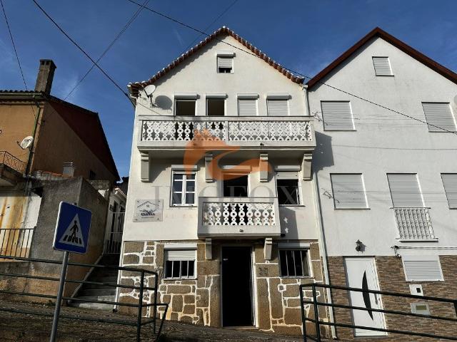 Casa de aldeia com 4 quartos e Alojamento Local ainda a func. 82m² Anceriz