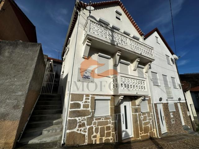 Casa de aldeia com 4 quartos e Alojamento Local ainda a funcionar em Pomares, Arganil
