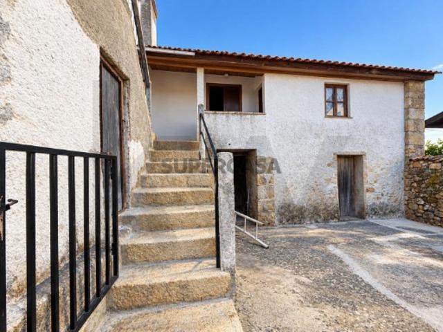 Casa de Aldeia com Garagem e Terreno