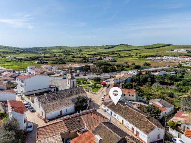 Casa de aldeia com quintal, no centro da Raposeira Vila do Bispo