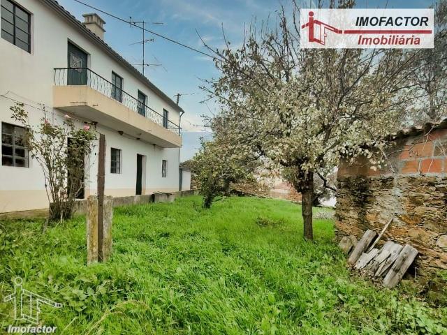Casa de Aldeia com Terreno e Anexos Sto André das Tojeiras