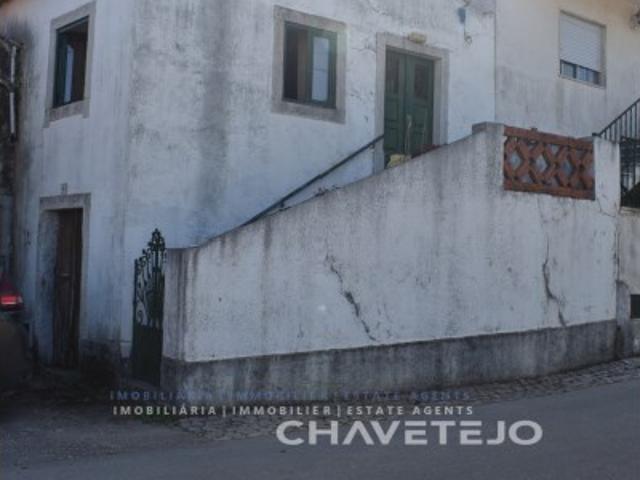 Casa De Aldeia Com Três Quartos, Varanda E Pátio