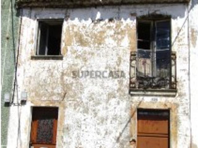 Casa de aldeia para recuperar com + 100m2 área bruta