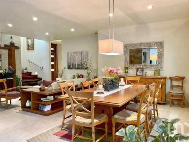 Casa de alto nivel con 5 recámaras, jardín amplio y equipamiento sustentable en privada exclusiva