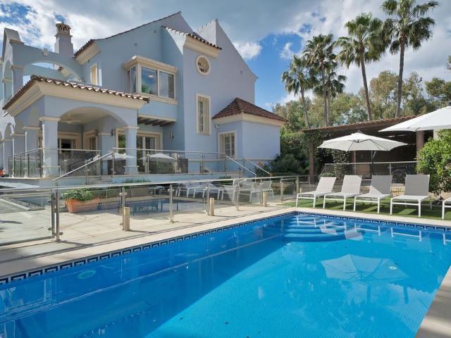 Casa de alto standing de 401 m2 en venta Puerto Banús, España