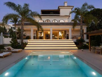 Casa de alto standing en venta Nueva Andalucia, España