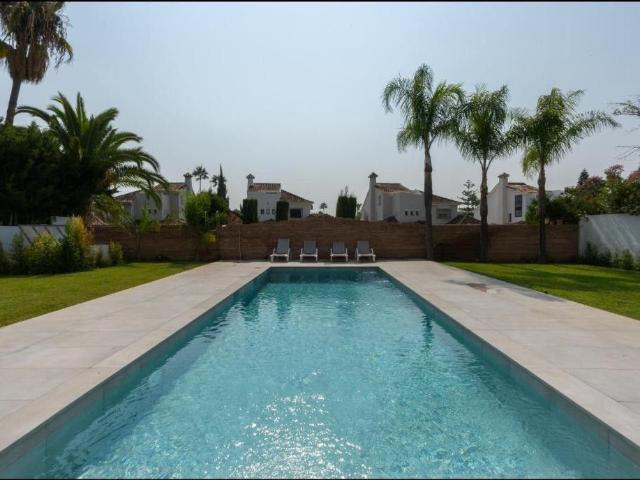 Casa de alto standing en venta Nueva Andalucia, España