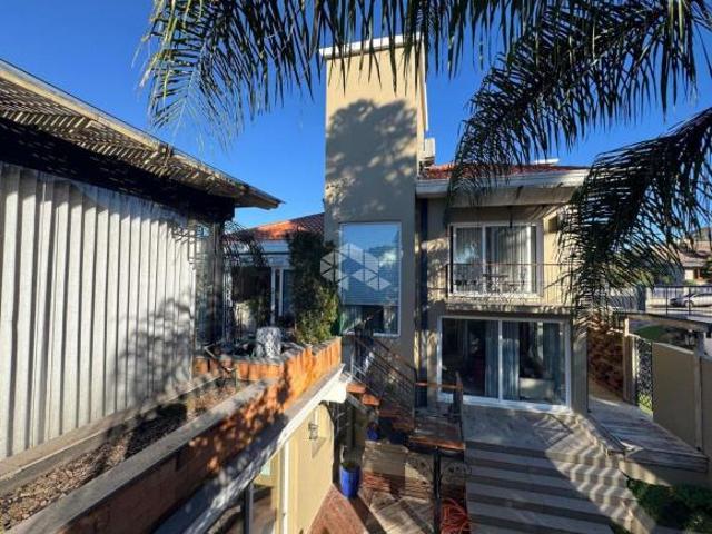 Casa de alto padrão mobiliada no Santo antão com 3 suítes e 2 vagas