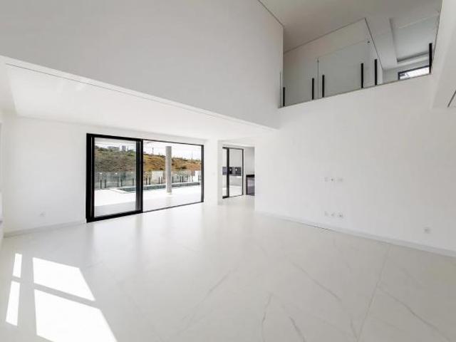 Casa de Alto Padrão no Alphaville 4 Suítes, Piscina, Espaço Gourmet e Vista para a Mata