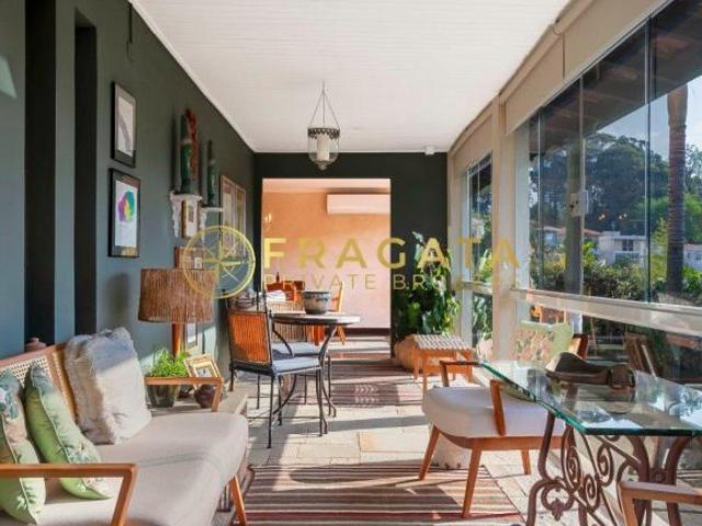 Casa de alto padrão à venda com 390m² 4 suítes e 4 vagas Pacaembu/SP