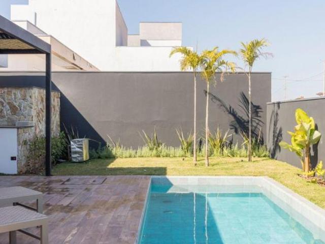 Casa de alto padrão à venda, de 185 m², mobiliada, com piscina e suítes, em condomínio fechado