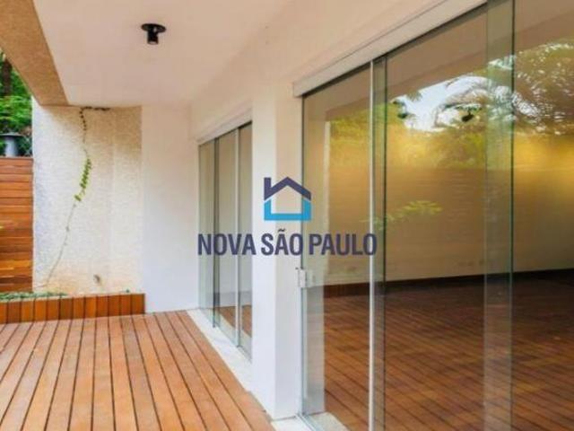 Casa de alto padrão à venda no Morumbi com 3 quartos