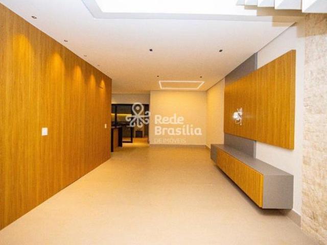 Casa de alto padrão à venda na QE 56 do Guará II | 3 suítes e pé direito duplo