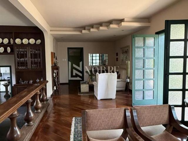 Casa de Alto Padrão com 450 m², 4 Quartos, Escritório e 5 Vagas