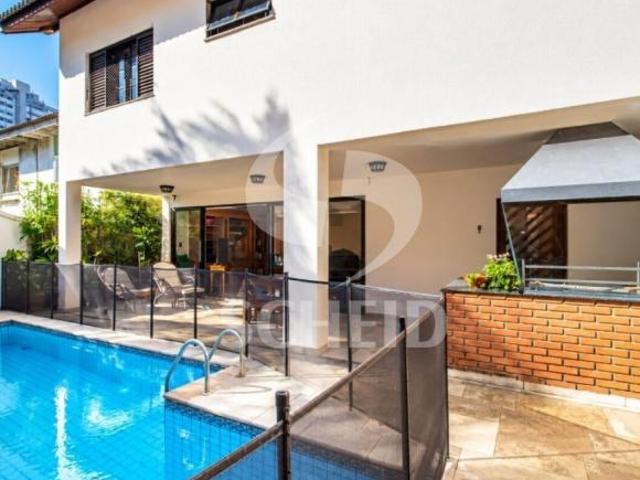 Casa de Alto Padrão com 4 Quartos e Piscina Chácara Flora / Alto da Boa Vista