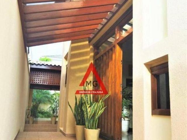 Casa de alto padrão com 4 quartos, sendo três suítes no bairro Morro Chic em Itajubá/MG