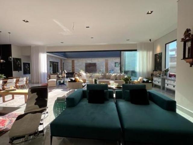 Casa de alto padrão com 4 suítes, 400 m² e valor de R$ 4.940.000