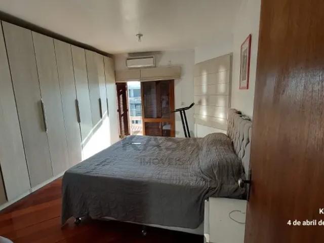 Casa de alto padrão com 5 dormitórios, piscina, espaço gourmet e amplo pátio em Canoas/RS