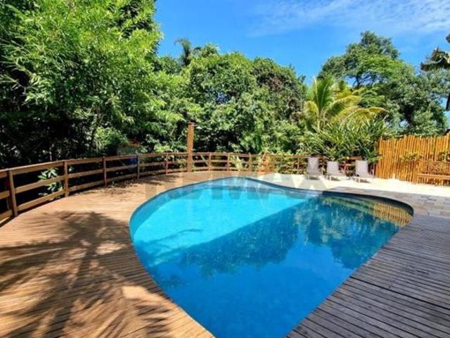 Casa de Alto Padrão com 5 suítes em Condomínio Fechado próximo à praia