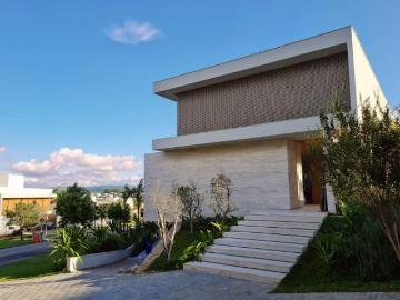 Casa de Alto Padrão com 677m² Localizada no Condomínio Alphaville 2 em Votorantim