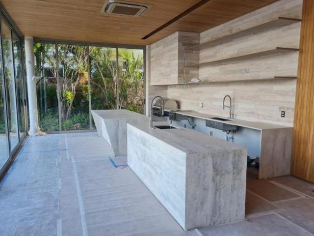 Casa de Alto Padrão com 677m² Localizada no Condomínio Alphaville 2 em Votorantim