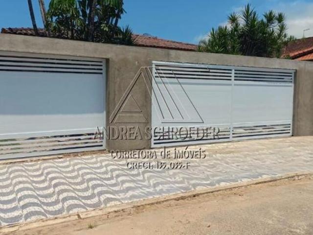Casa de alto padrão com 7 suítes, 742m² de terreno, piscina e total privacidade em localização privi