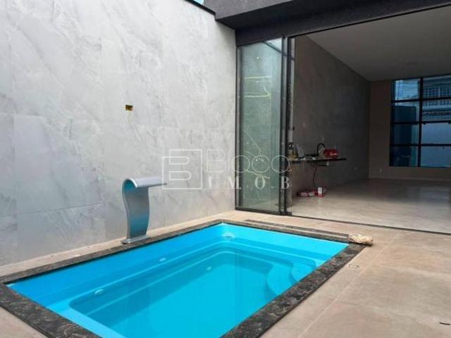 Casa de alto padrão com 3 quartos sendo 1 suíte, espaço gourmet e piscina na QR 405 de Samambaia