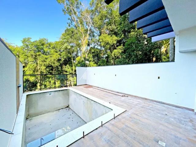 Casa nova de alto padrão com três suítes, pisicina e duas vagas de garagem bairro ponta aguda