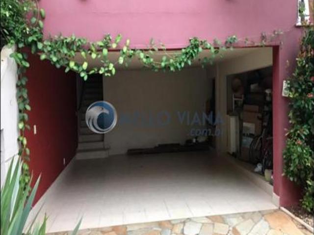 Casa de alto padrão com ótimo acabamento em madeira e porcelanato, condomínio fechado em São Lourenç