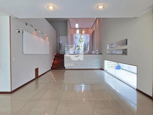 Casa de Alto Padrão com Piscina Coberta em Condomínio Exclusivo no Estrela Sul!