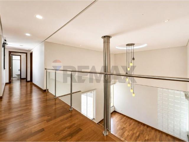 Casa de Alto Padrão com Piscina, 4 Suítes e Elevador
