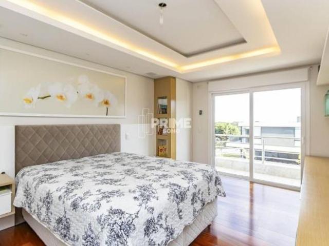 Casa de Alto Padrão em Condomínio Clube com 4 Quartos e Elevador