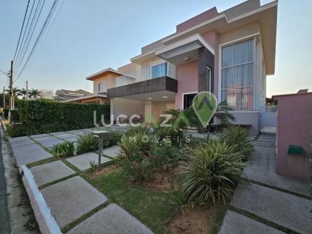 Casa de alto padrão em condomínio fechado, com 4 suítes e 4 vagas no Jd. Altos de Santana II, Jacare
