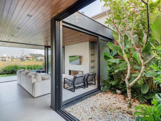 Casa de alto padrão em condomínio fechado próximo ao Parque da Guarita