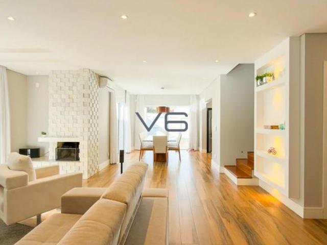 Casa de Alto Padrão em Santa Felicidade | 280m² Privativos, Piscina Particular e Terreno de 1.003m²