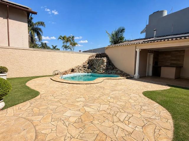 Casa de Alto Padrão Estilo Neoclássico com 4 Suítes, Piscina e Espaço Gourmet à Venda e Locação em Interlagos Em Frente ao Laguinho