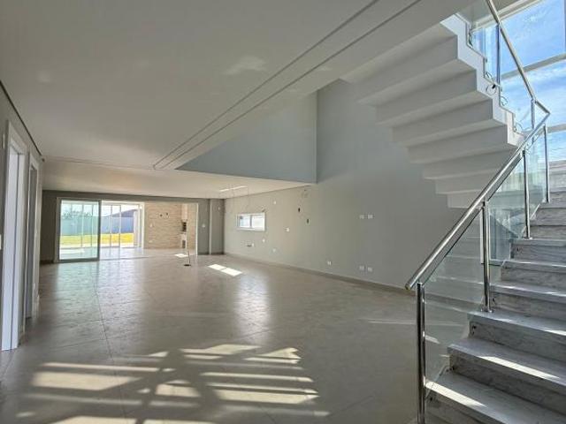 Casa de Alto Padrão | 503m², 3 Suítes, Piscina Aquecida e Terreno de 1.000m²