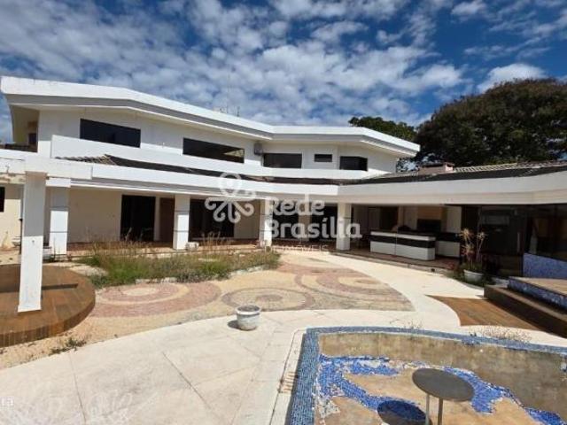 CASA DE ALTO PADRÃO NO PARK WAY | 5 QUARTOS | 4 SUÍTES | 692m² CONSTRUÍDOS | LOTE 2.500m² | LAZER CO