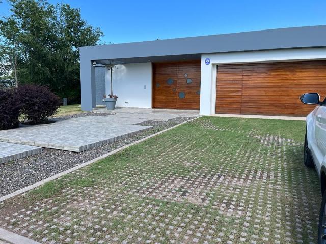 Casa de Alta Gama en Alquiler | Country Causana | Piscina con Jacuzzi, Cine y Cava de Vinos