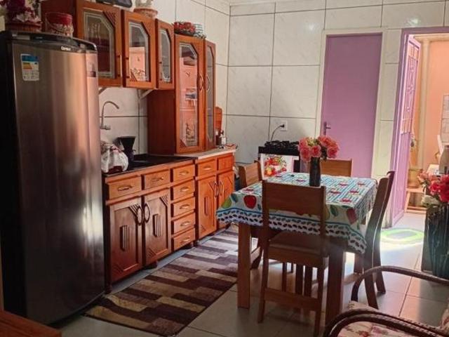 Casa de alvenaria, 2 dormitórios com vaga de garagem, rua tranquila em Alvorada
