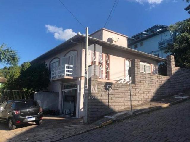 Casa de alvenaria bem localizada em rua asfaltada com dois terenos de esquina