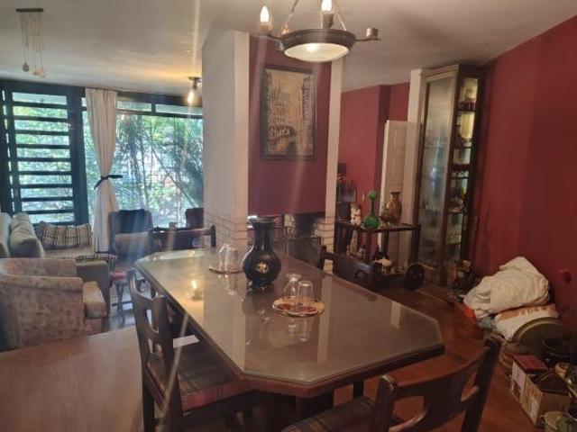 Casa de alvenaria, com 3 dormitórios, 1 suíte e 2 vagas de garagem coberta