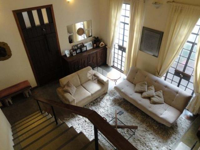 Casa de alvenaria, comporta 5 dormitórios