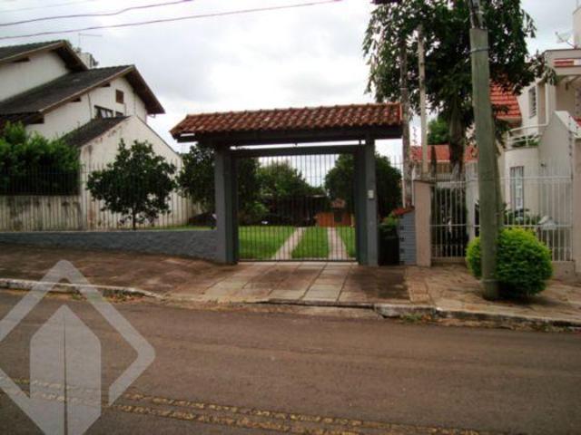 Casa de alvenaria em dois pavimentos