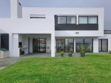 Casa de Arquitetura Moderna em Localização Premium