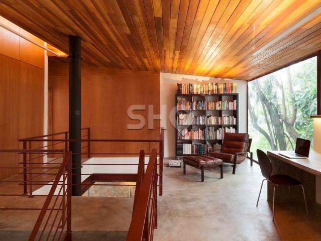 Casa de arquitetura premiada para locação no Sumaré/Pacaembu, com 3 dormitórios, 1 suíte, 1 vaga, 213m²
