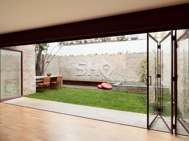 Casa de arquitetura premiada para locação no Sumaré/Pacaembu, com 3 dormitórios, 1 suíte, 1 vaga, 213m²