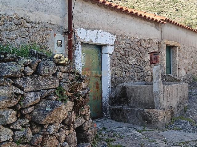 Casa de arrumos e terreno rústico