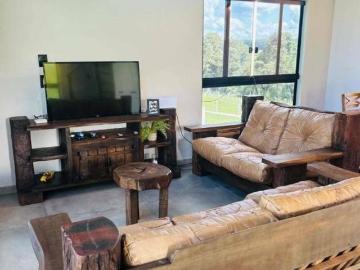 CASA DE CAMPO MOBILIADA EM CONDOMÍNIO FECHADO, A 93 KMS DE CURITIBA. ÁREA URBANA EM CAMPO DO TENE