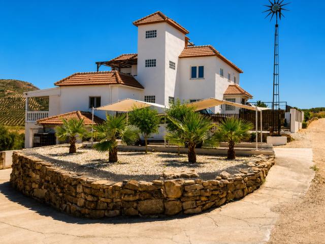 Casa de Campo Aislada junto al Lago: Villa Gran de 650 m², M. 650m² Iznájar
